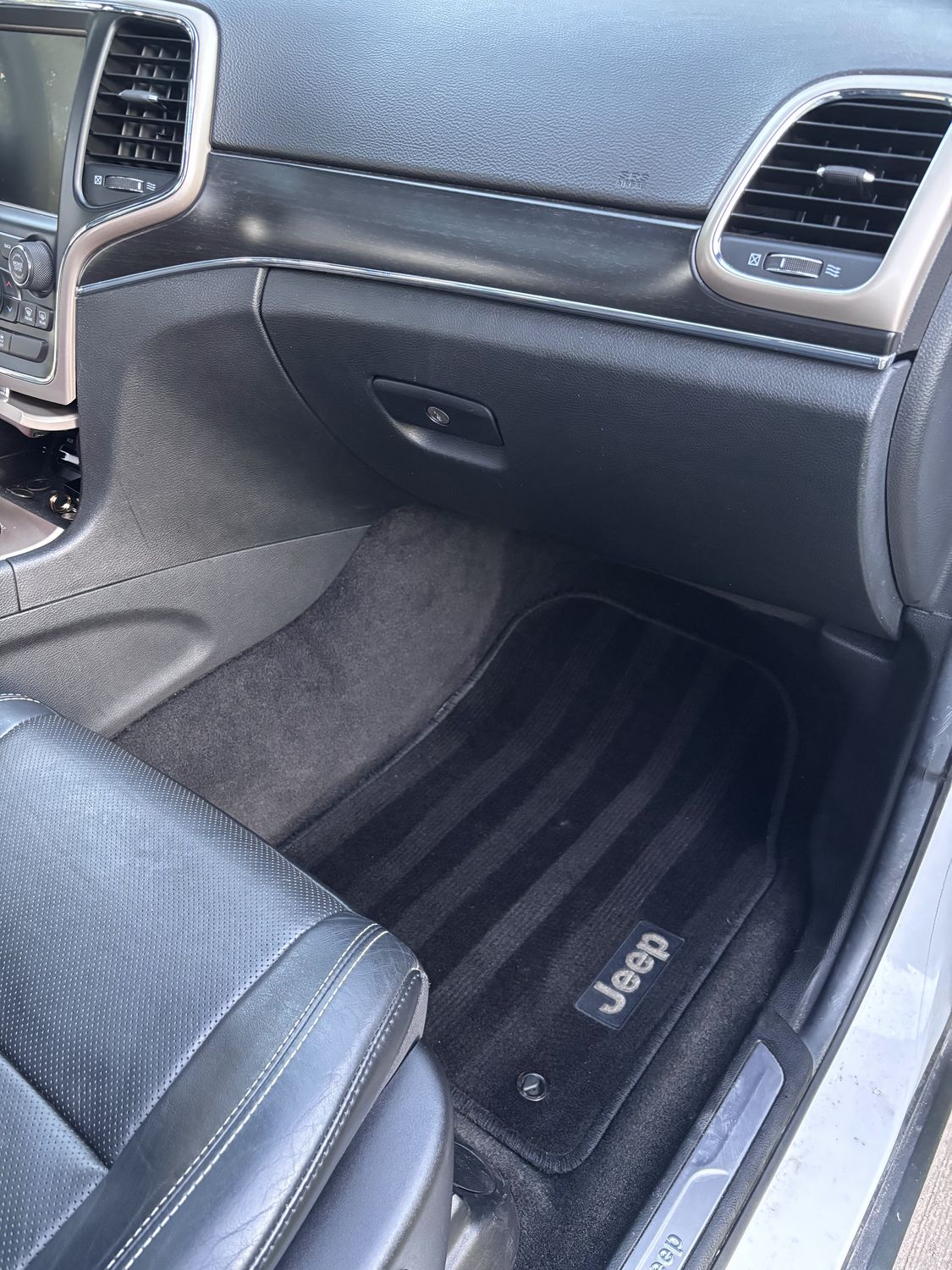 Jeep Grand Cherokee, Interior, dashboard and floor mats